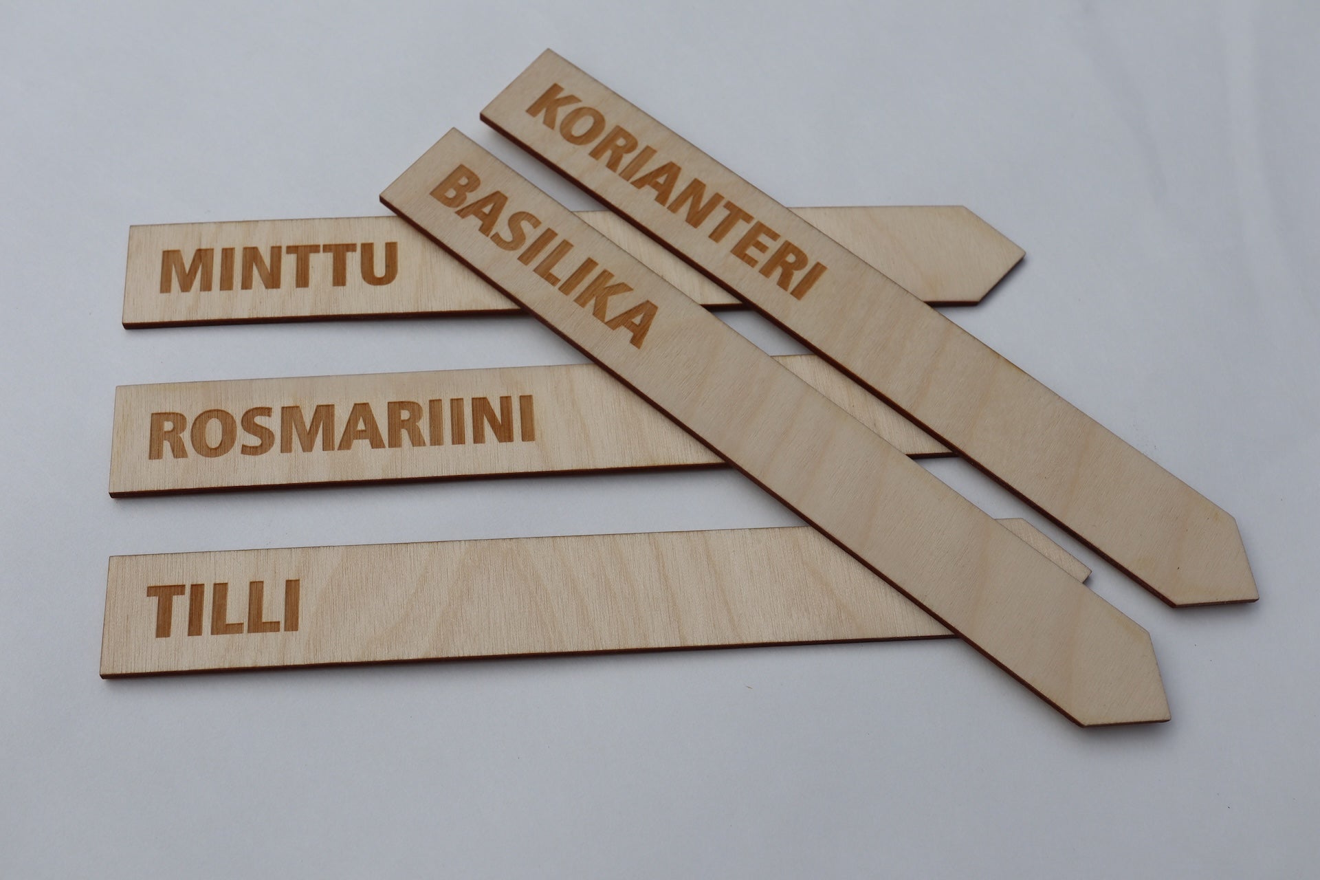 Yrttitikku verso kaiverrettu