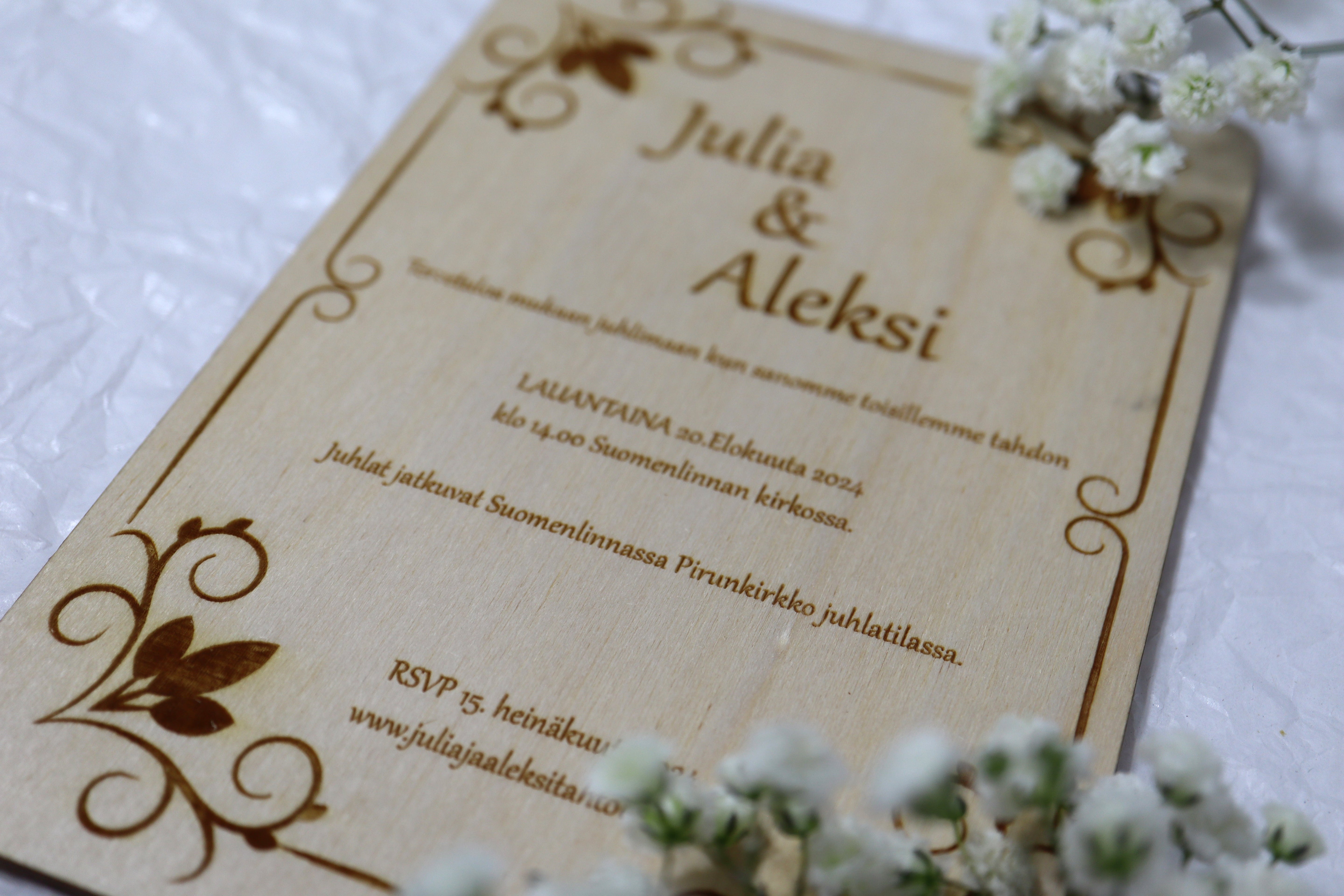 Koivuvanerinen hääkutsu – kaunis alku elämän tärkeimmälle päivälle